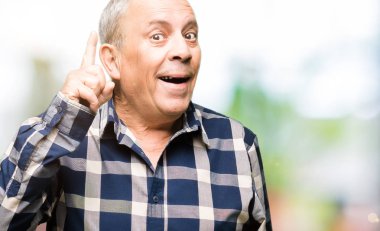 Yakışıklı komuta sizde rahat gömlek işaret parmağı ile başarılı fikir giyiyor. Çıktıktan ve mutlu. Bir numara.