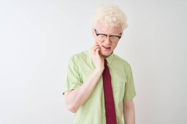 Genç albino işadamı gömlek giyen ve kravat izole beyaz arka plan üzerinde ayakta diş ağrısı veya diş üzerinde diş hastalığı nedeniyle ağrılı ifade ile el ile ağız dokunmadan. Diş hekimi konsepti.