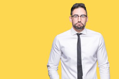 Kızgın ve korkmuş ağlıyor genç yakışıklı iş adamı depresif izole arka plan ve sıkıntı, endişe içinde gözlük takıyorum. Üzgün ifade.