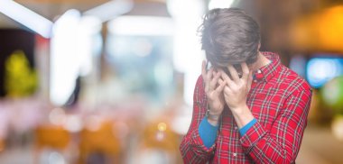 Üzgün ifade yüz eller ile ağlayarak süre kapsayan ile izole arka plan üzerinde gözlük takan yakışıklı delikanlı. Depresyon kavramı.