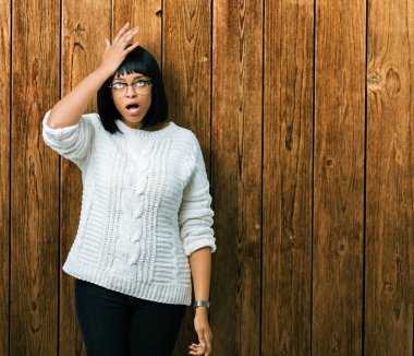 Güzel genç Afro-Amerikan kadın gözlük izole arka kafasına hata için el ile sürpriz üzerinde hata hatırlıyorum. Unuttum, kötü bellek kavramı.