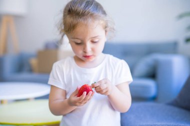 Çilek yiyen güzel yürümeye başlayan çocuk kız