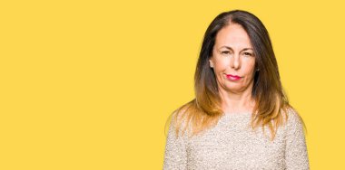 Moda kazak şüpheci ve sinir, papatyanın üzgün sorunu nedeniyle giyen güzel orta yaş kadın. Negatif kişi.