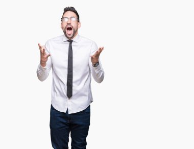 Üzerinde gözlük takan genç yakışıklı iş adamı arka plan deli izole ve deli bağırarak ve agresif ifade ve silah kaldırdı bağırıyor. Hayal kırıklığı kavramı.