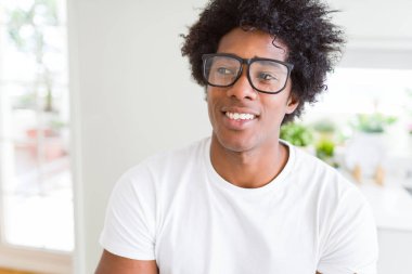 Afrika kökenli Amerikalı adam gözlüklü görünümlü yan ve dik dik bakma uzağa düşünce gülümseyen.