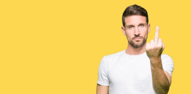 Rahat beyaz t-shirt giyen yakışıklı adam orta parmak, kabalık ve kaba Fuck Out ifade gösteren