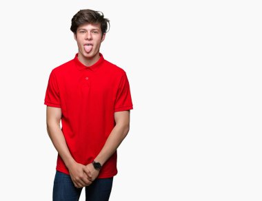 Genç yakışıklı dilini izole arka plan üzerinde kırmızı t-shirt giyen adam out komik ifade ile mutlu. Duygu kavramı.