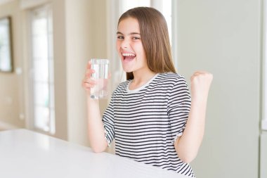 Güzel genç kız çocuk gurur çığlık ve zafer ve başarı çok heyecanlı kutluyor, duygu tezahürat su taze bir bardak içme
