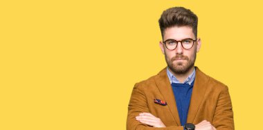 Yüz çapraz kolları üzerinde gözlük şüpheci ve sinir, onaylamayan ifade giyen genç yakışıklı iş adam. Negatif kişi.