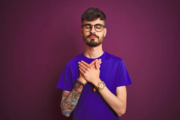 Joven Hombre Con Tatuaje Vistiendo Camiseta Gafas Pie Sobre Fondo — Foto de Stock