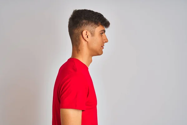 Hombre Indio Joven Con Camiseta Roja Pie Sobre Fondo Blanco —  Fotos de Stock