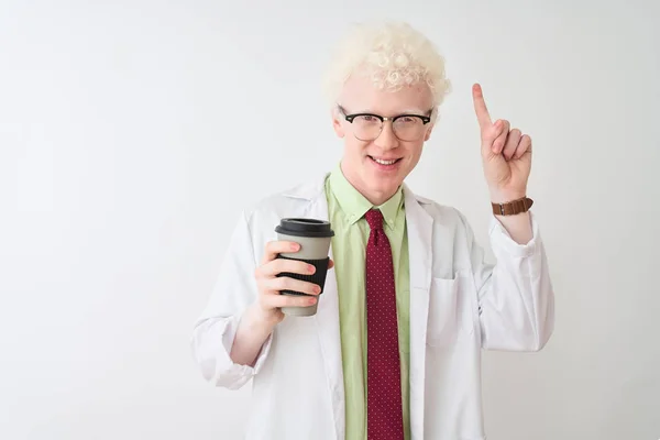 안경을 알비노 과학자 남자가 고립된 배경위에 커피를 빼앗아 행복한 얼굴로 — 스톡 사진