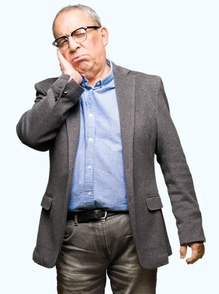 Bonito Homem Negócios Sênior Usando Óculos Pensando Que Parece Cansado — Fotografia de Stock