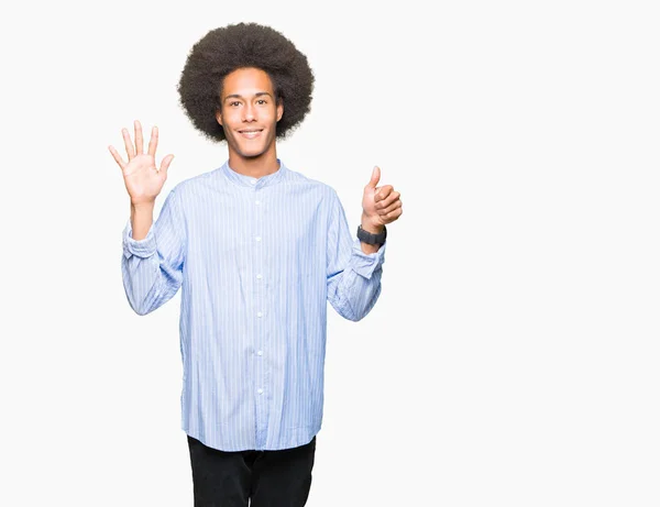アフロの髪を指で上向きの表示と若いアフリカ系アメリカ人ナンバー 自信を持って 幸せな笑みを浮かべて — ストック写真