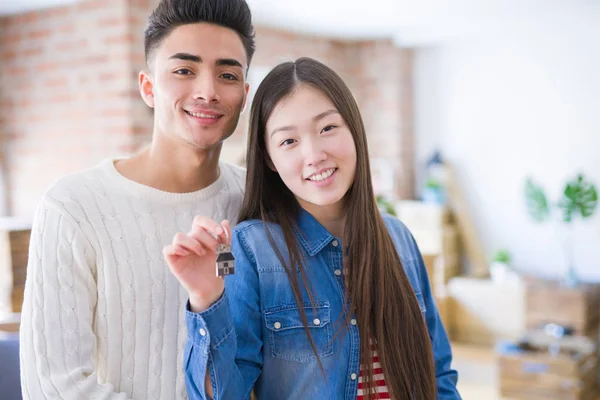 Молода Азіатська Пара Тримає Ключі Від Нового Будинку Посміхаючись Щасливим — стокове фото