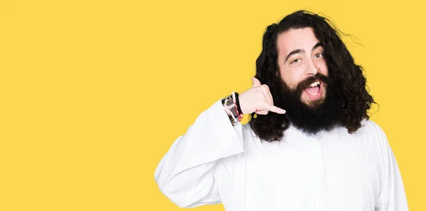 Hombre Vistiendo Traje Jesucristo Sonriendo Haciendo Gesto Telefónico Con Mano —  Fotos de Stock