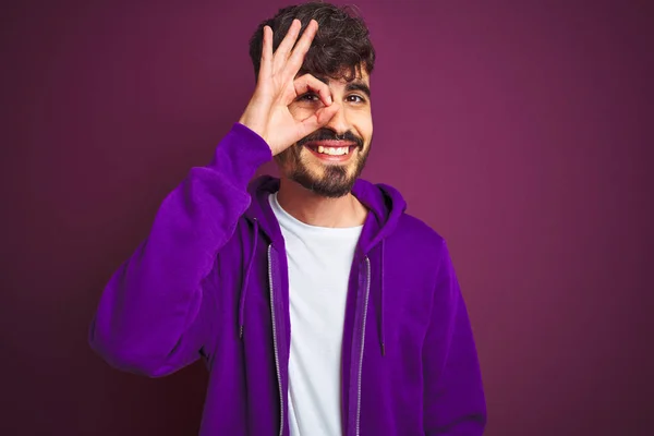 Ung Man Med Tatuering Bär Randig Polo Stående Över Isolerad — Stockfoto