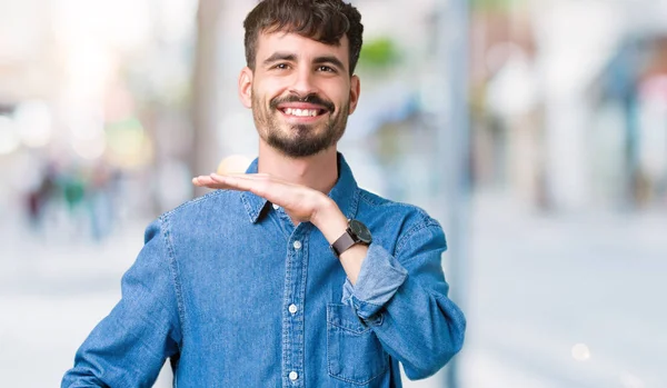 Jeune Homme Beau Sur Fond Isolé Gestuelle Avec Les Mains — Photo