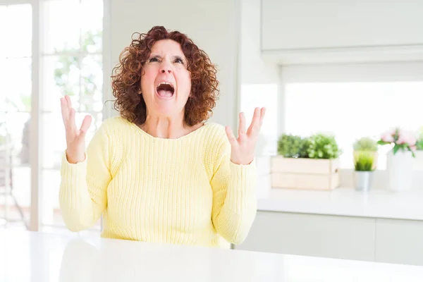 Mujer Mayor Hermosa Vistiendo Suéter Amarillo Loco Loco Gritando Gritando — Foto de Stock