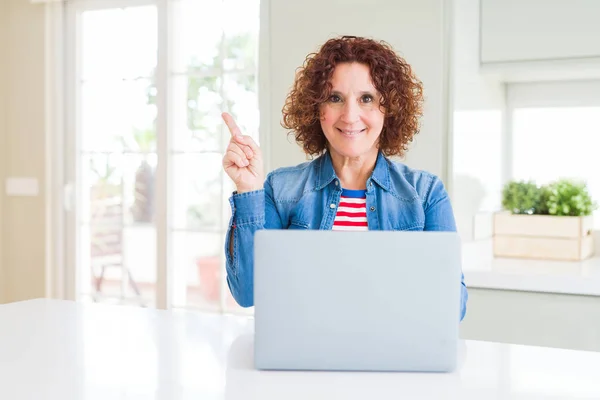 Starší Žena Pracující Počítačovým Laptopem Velmi Šťastná Ukazující Rukou Prstem — Stock fotografie