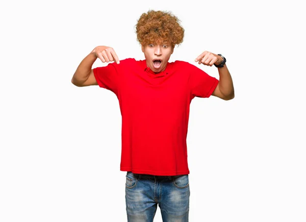 Homem Bonito Jovem Com Cabelo Afro Vestindo Camiseta Vermelha Apontando — Fotografia de Stock