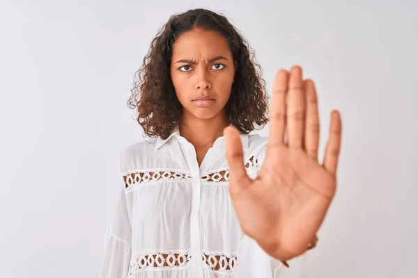 Jovem Brasileira Vestindo Camisa Sobre Fundo Branco Isolado Com Mão — Fotografia de Stock