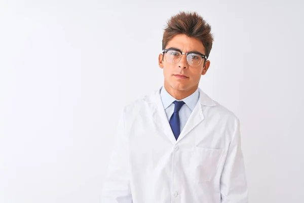 Giovane Uomo Sciencist Bello Indossa Occhiali Cappotto Sfondo Bianco Isolato — Foto Stock