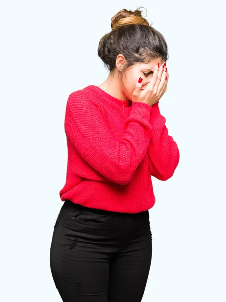 Junge Schöne Frau Rotem Pullover Und Dutt Mit Traurigem Gesichtsausdruck — Stockfoto