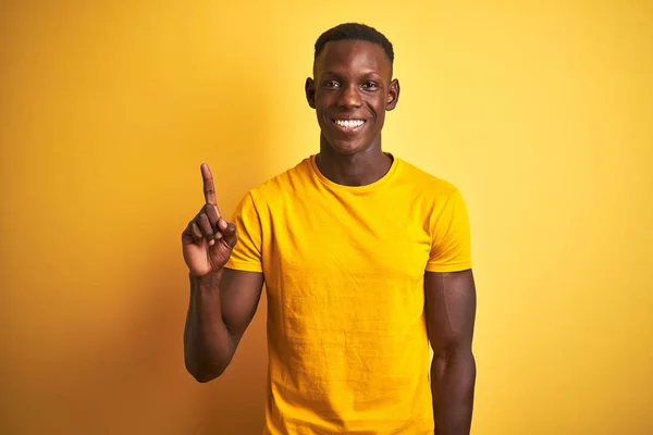 Joven Hombre Afroamericano Vistiendo Camiseta Casual Pie Sobre Fondo Amarillo —  Fotos de Stock