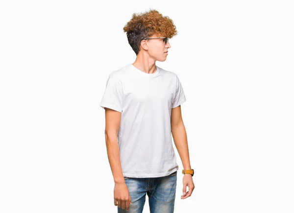 Junger Gutaussehender Mann Mit Afro Haaren Und Sonnenbrille Der Mit — Stockfoto