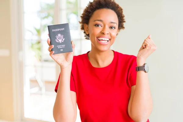 Joven Afroamericana Mujer Con Pasaporte Los Estados Unidos América Gritando — Foto de Stock