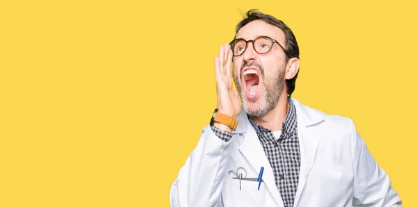 Médico Meia Idade Homens Vestindo Casaco Médico Gritando Gritando Alto — Fotografia de Stock