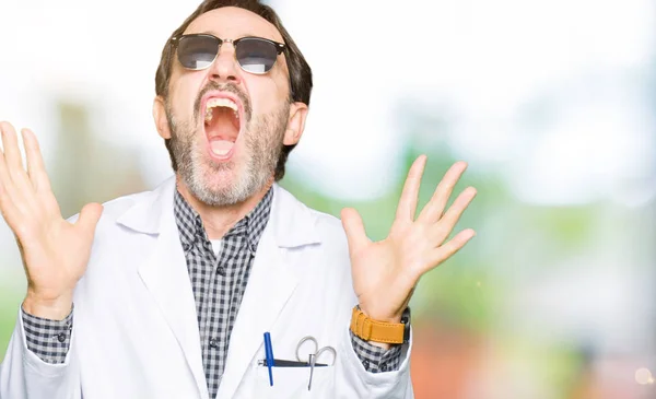 Guapo Médico Mediana Edad Hombre Con Gafas Sol Loco Loco — Foto de Stock