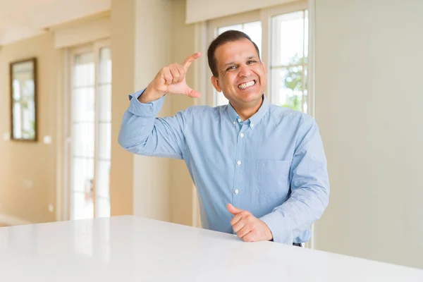 Hombre Mediana Edad Sentado Casa Sonriendo Confiado Gesto Con Mano — Foto de Stock