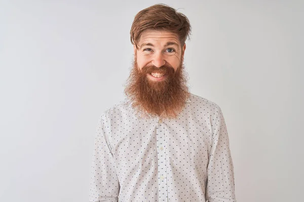 Jonge Redhead Ierse Man Dragen Shirt Staande Geïsoleerde Witte Achtergrond — Stockfoto