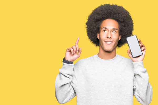 Jonge Afrikaanse Amerikaanse Man Met Afro Haar Smartphone Weer Verrast — Stockfoto