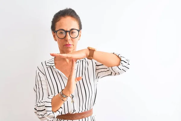 Empresaria Mediana Edad Con Vestido Rayas Gafas Sobre Fondo Blanco — Foto de Stock