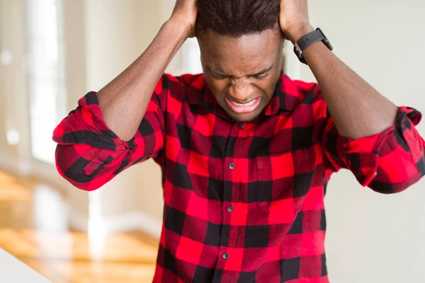 Hombre Afroamericano Guapo Que Sufre Dolor Cabeza Desesperado Estresado Porque —  Fotos de Stock
