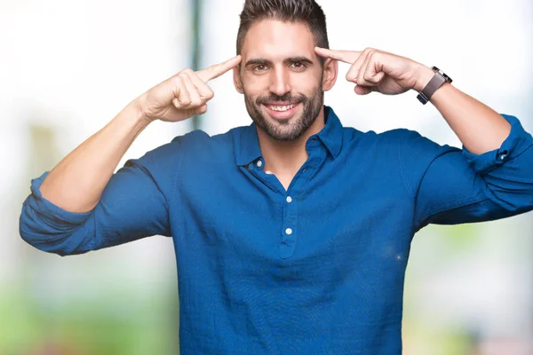 Joven Hombre Guapo Sobre Fondo Aislado Sonriendo Apuntando Cabeza Con — Foto de Stock