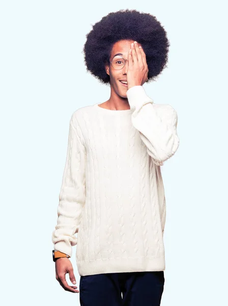 Jeune Homme Afro Américain Aux Cheveux Afro Portant Des Lunettes — Photo