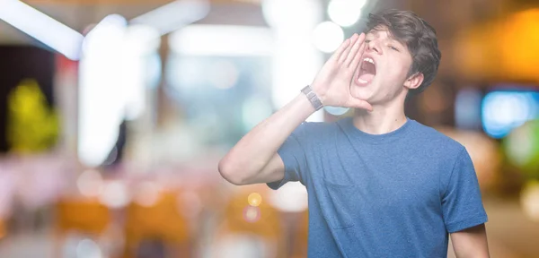 Joven Hombre Guapo Con Camiseta Azul Sobre Fondo Aislado Gritando —  Fotos de Stock