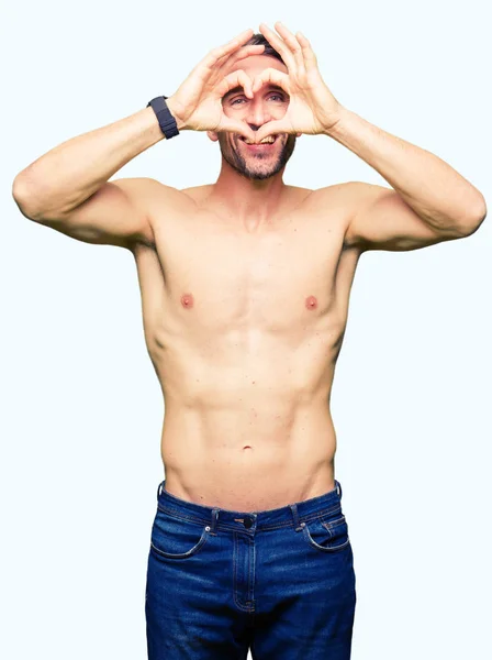 Bello Uomo Senza Maglietta Mostrando Petto Nudo Facendo Forma Cuore — Foto Stock