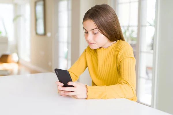 Menina Bonita Criança Enviando Uma Mensagem Usando Smartphone Com Uma — Fotografia de Stock