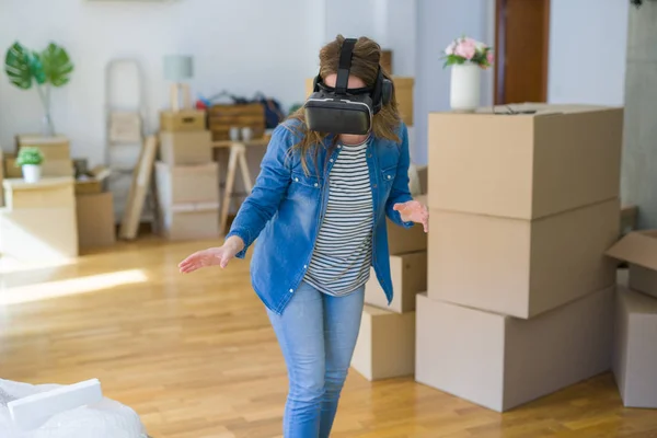 Jovem Loira Vestindo Óculos Realidade Virtual Jogando Jogo Simulação Torno — Fotografia de Stock