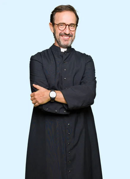 Orta Çağ Rahip Adam Giyen Katolik Robe Mutlu Yüz Ile — Stok fotoğraf
