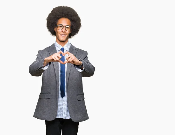 アフロ髪メガネ恋ハートマークと手で形を示す笑顔若いアフリカ系アメリカ人ビジネスマンロマンチックな概念 — ストック写真