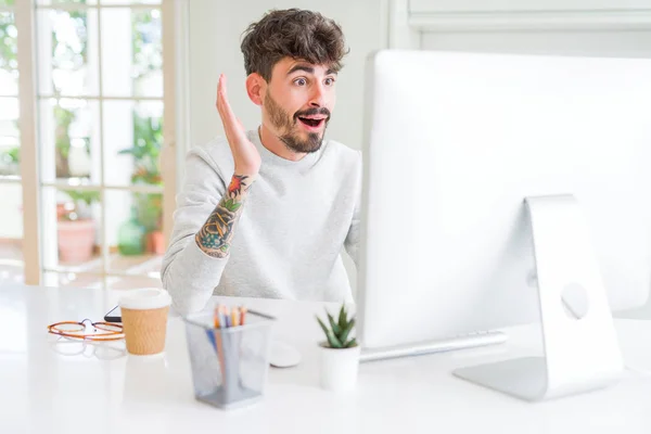 Genç Adam Bilgisayar Kullanarak Çalışan Çok Mutlu Heyecanlı Kazanan Ifade — Stok fotoğraf