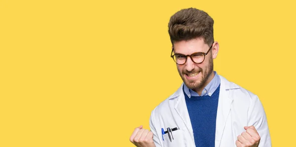 Mladý Pohledný Vědec Muž Nosí Brýle Velmi Šťastný Nadšený Dělá — Stock fotografie