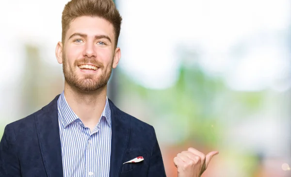 Jovem Bonito Bussines Homem Sorrindo Com Feliz Rosto Olhando Apontando — Fotografia de Stock