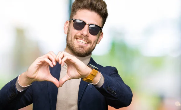 Homem Elegante Bonito Jovem Usando Óculos Sol Sorrindo Amor Mostrando — Fotografia de Stock